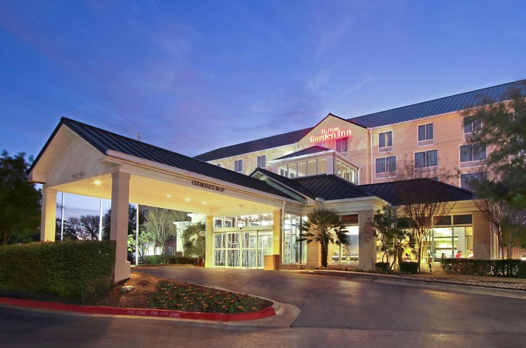 Hilton Garden Inn Austin NorthWest/Arboretum - Best Parking Hotels in Austin, TX