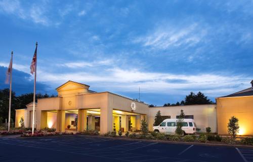DoubleTree by Hilton Charlotte Airport - Best Hotels with Airport Shuttle Service in Charlotte, NC