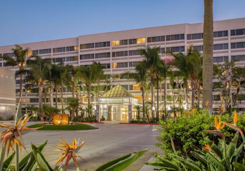 DoubleTree by Hilton LAX - El Segundo - Best Hotels with Airport Shuttle Service in Los Angeles, CA