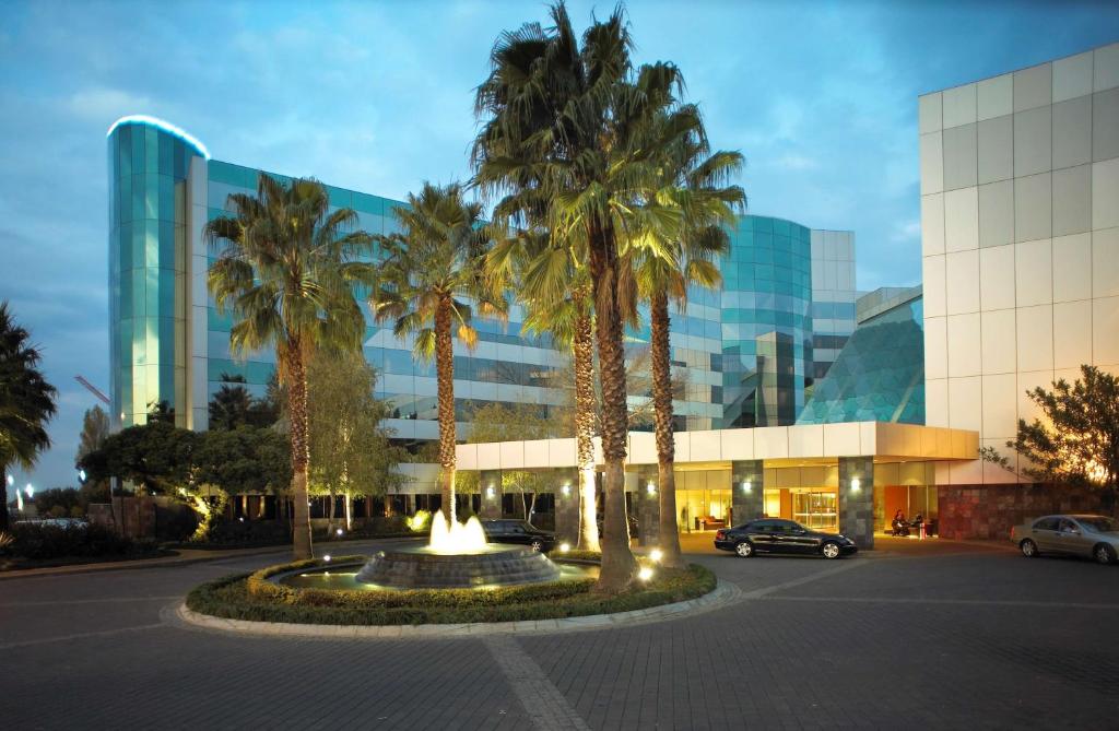 Southern Sun OR Tambo International Airport - Best Pool Hotels in Johannesburg