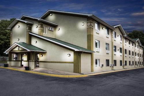 hotels with suites in Roanoke