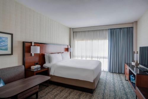 Houston Airport Marriott at George Bush Intercontinental - Best Hotels with Airport Shuttle Service in Houston, TX