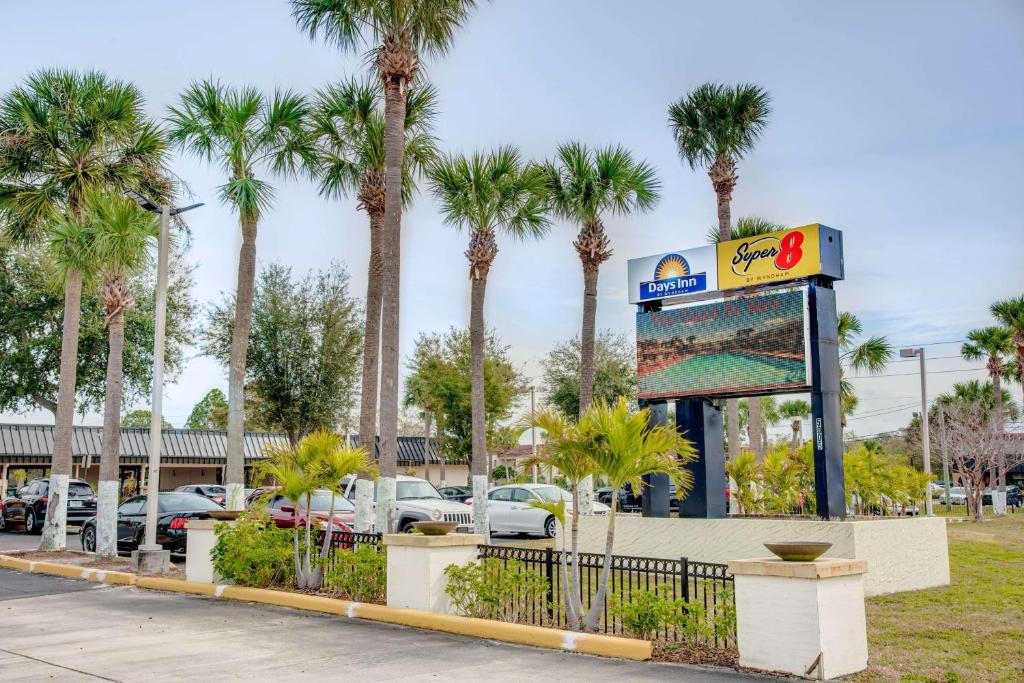 Super 8 by Wyndham St. Petersburg - Best Pool Hotels in St. Petersburg, FL