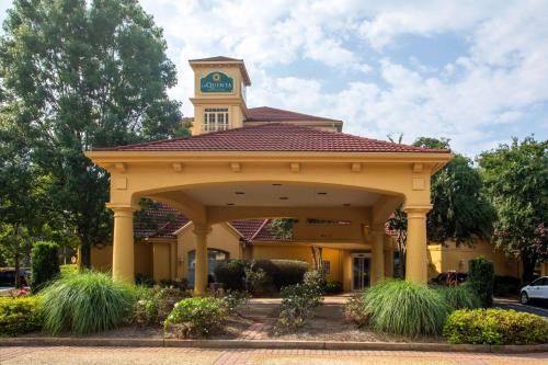 La Quinta by Wyndham Charlotte Airport South - Best Hotels with Airport Shuttle Service in Charlotte, NC