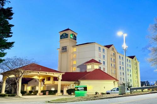 La Quinta by Wyndham Greenville Haywood - Best Pool Hotels in Greenville, SC