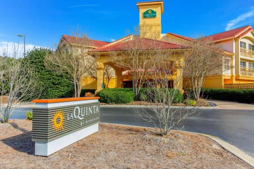 La Quinta by Wyndham Raleigh Durham Intl AP - Best Hotels with Airport Shuttle Service in Raleigh, NC