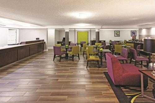 La Quinta Inn by Wyndham Fresno Yosemite - Best Parking Hotels in Fresno, CA