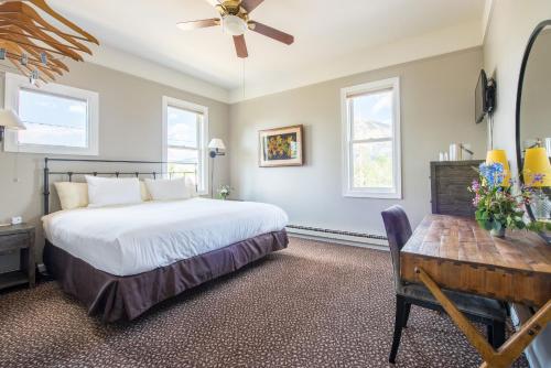 Elk Mountain Lodge - Ski Hotels in Colorado
