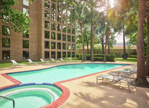 DoubleTree by Hilton Houston Intercontinental Airport - Best Pool Hotels in Houston, TX