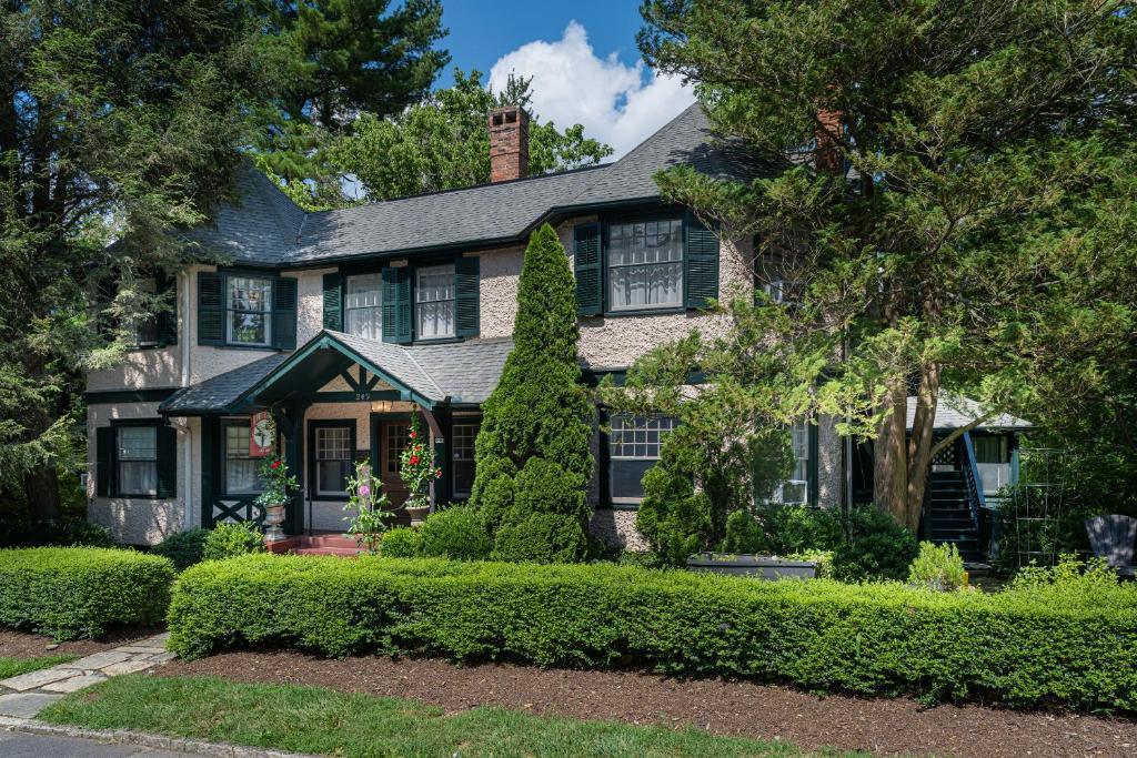 Pinecrest Bed & Breakfast - Best Hotels in North Carolina