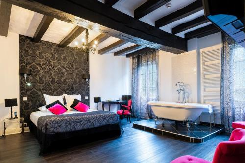 Logis Hotel Restaurant Le Cheval Blanc - Best Hotels in Loire Valley