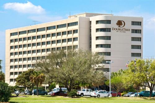 DoubleTree by Hilton Hotel Houston Hobby Airport - Best Hotels with Airport Shuttle Service in Texas