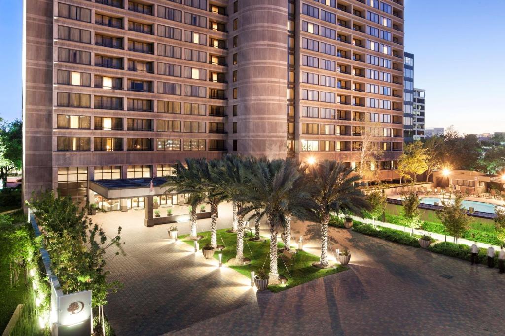 DoubleTree by Hilton Hotel & Suites Houston by the Galleria - Best Pool Hotels in Houston, TX