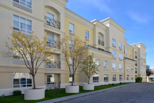 Hampton Inn & Suites by Hilton Calgary University NW - Best Hotels with Free Breakfast in Calgary