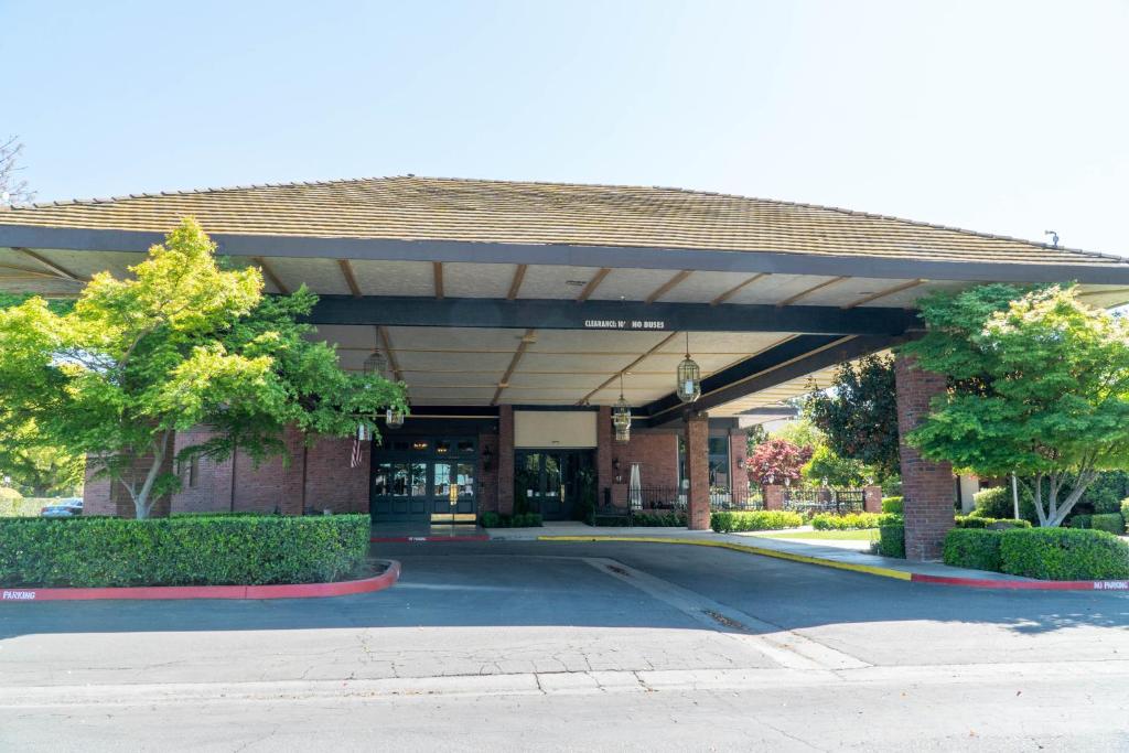 Hotel Piccadilly - Best Hotels with Free Breakfast in Fresno, CA