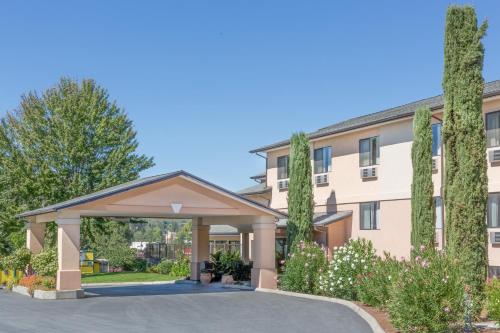 hotels with suites in Roseburg