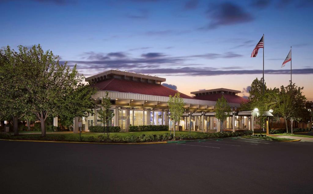 Hilton Oakland Airport - Best Business Hotels in Oakland, CA