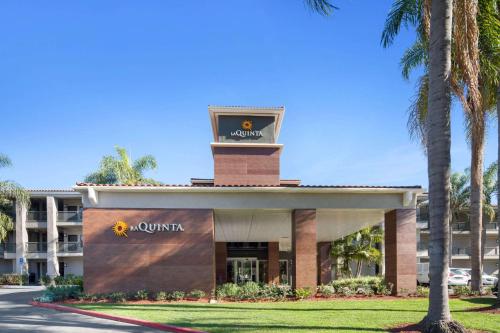 La Quinta by Wyndham Orange County Airport - Best Hotels with Airport Shuttle Service in Anaheim-Disneyland, CA