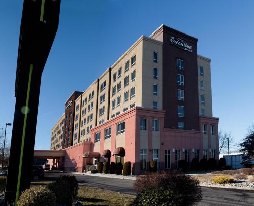 hotels with suites in Newark