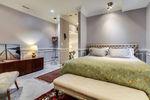 Ruby Room - Best Hotels in Illinois