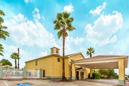 Super 8 by Wyndham Lake Charles/Sulphur - Best Hotels in Lake Charles, LA