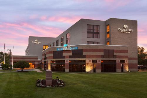 DoubleTree by Hilton Bradley International Airport - Best Hotels with Airport Shuttle Service in Connecticut