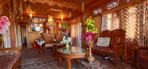 Houseboat New Suzan