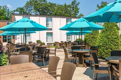 Country Inn & Suites by Radisson, Traverse City, MI - Best Hotels with Free Breakfast in Traverse City, MI