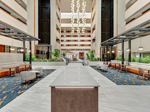 Embassy Suites by Hilton Oklahoma City Will Rogers Airport - Best Hotels with Airport Shuttle Service in Oklahoma