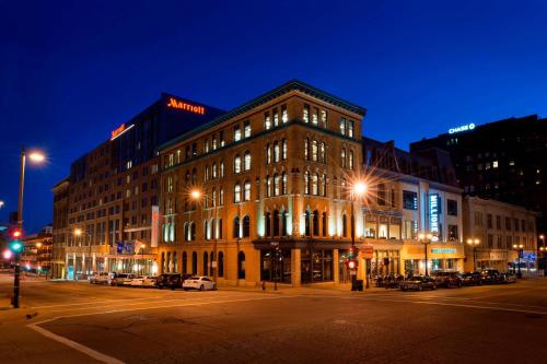 Milwaukee Marriott Downtown - Best Hotels near University of Wisconsin--Milwaukee, WI