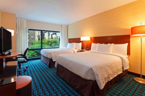 Fairfield Inn and Suites Chicago Downtown-River North - Best Hotels with Free Breakfast in Chicago, IL