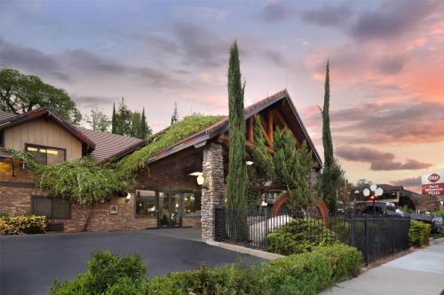 Best Western Plus Yosemite Gateway Inn - Best Business Hotels in Yosemite National Park, CA