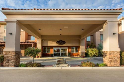The Oaks Hotel & Suites - Best Hotels with Free Breakfast in Paso Robles, CA
