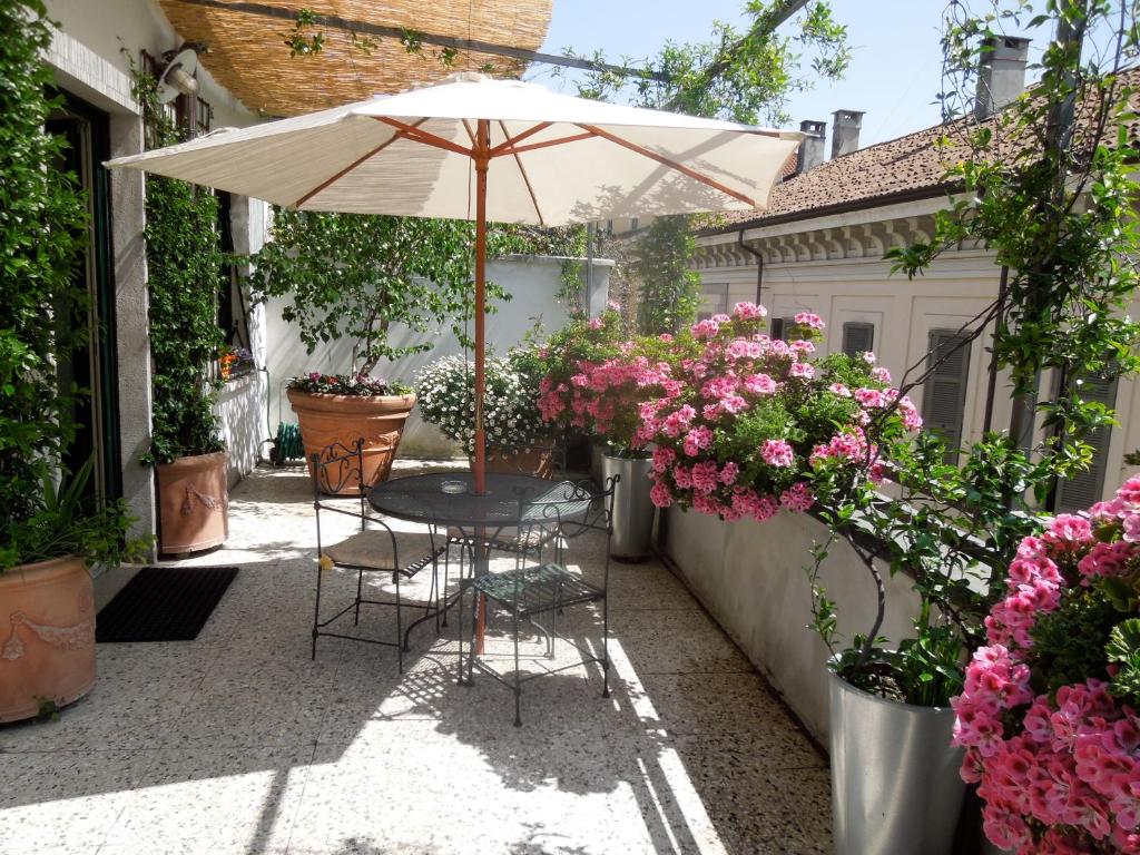 Antica Locanda Dei Mercanti - Best Hotels in Lombardy