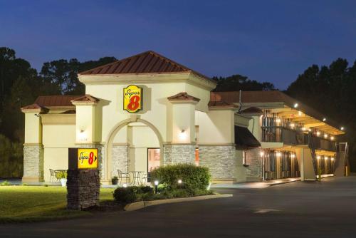 Super 8 by Wyndham Ormond Beach - Best Hotels with Free Breakfast in Daytona Beach, FL