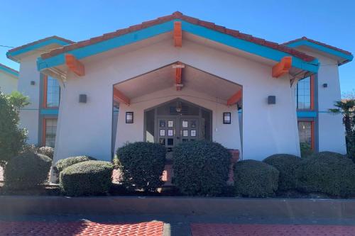 Howard Johnson by Wyndham Columbus Fort Moore