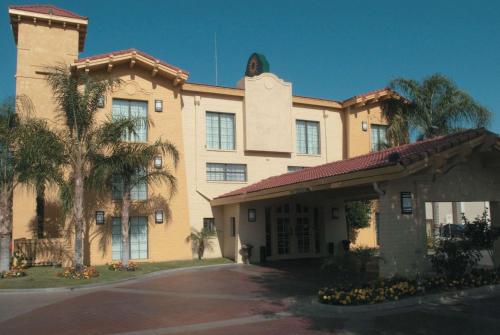 La Quinta Inn by Wyndham Bakersfield South - Best Hotels with Free Breakfast in Bakersfield, CA