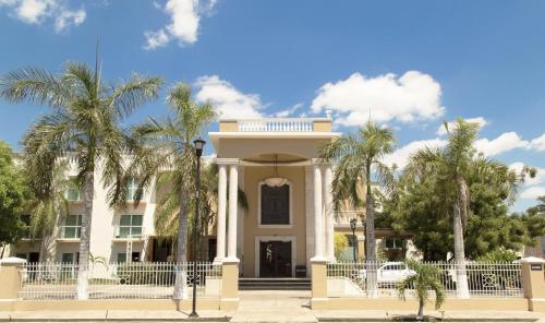 Wyndham Merida - Best Pool Hotels in Merida
