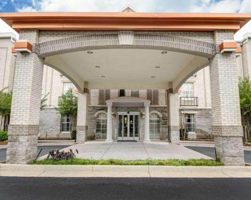 Quality Inn & Suites Little Rock West - Best Hotels with Free Breakfast in Little Rock, AR