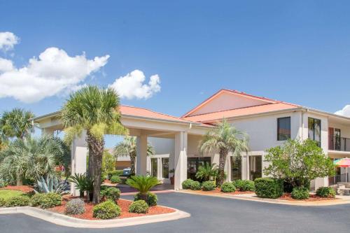 hotels with suites in Crestview