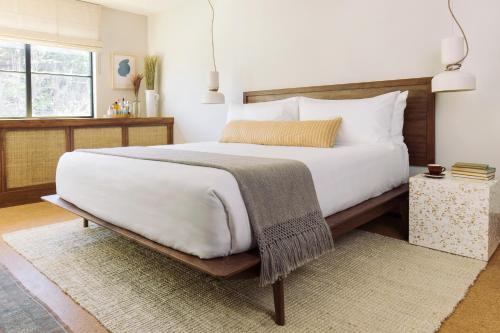 Silver Lake Pool & Inn - Los Angeles Hotels with Suites