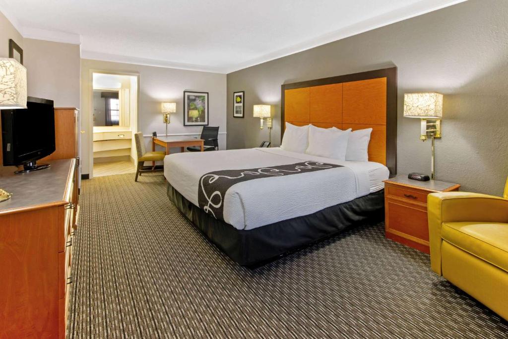 La Quinta Inn by Wyndham Santa Fe - Best Hotels with Free Breakfast in Santa Fe, NM