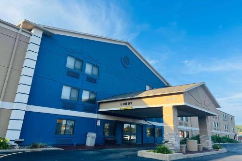 AmericInn by Wyndham Glendale Milwaukee - Best Hotels with Free Breakfast in Milwaukee, WI