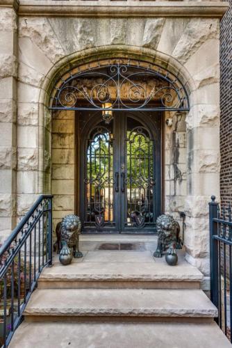 Villa D' Citta - Chicago Hotels with Parking