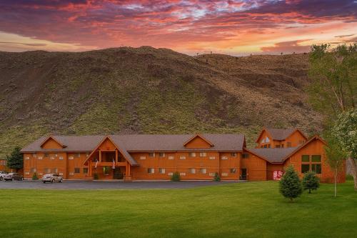 Yellowstone Village Inn and Suites - Best Hotels with Free Breakfast in Yellowstone National Park, WY