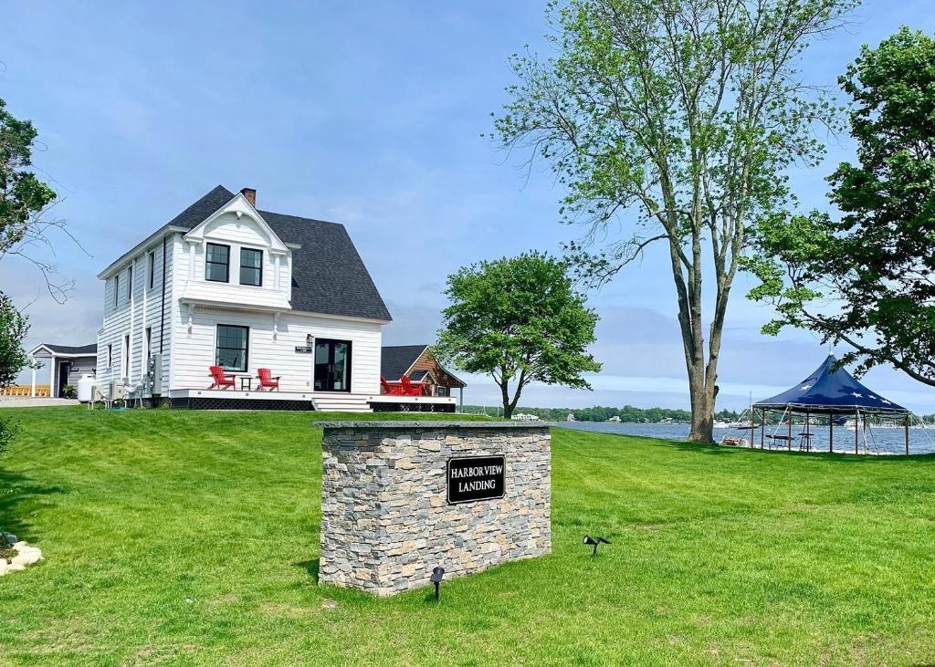 Harbor View Landing - Best Hotels in Mystic