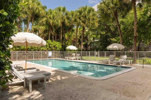 Miami River Inn by Renzzi - Hotels with Pools in Miami