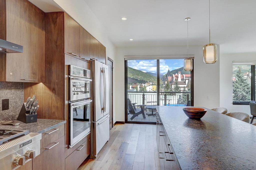 The Lion Vail- 4 BR Modern Mountain Luxury - Ski Hotels in Colorado
