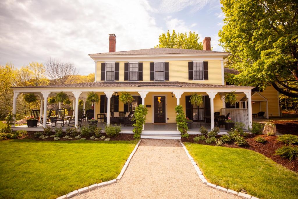 Yellow House Inn - Best Hotels in Maine