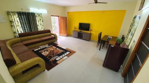 Tirupati Homestay - 2BHK AC Family Apartments near Alipiri and Kapilatheertham - Walk to A2B Veg Restaurant - Super fast WiFi - Android TV - 250 Jio Channels - Easy access to Tirumala
